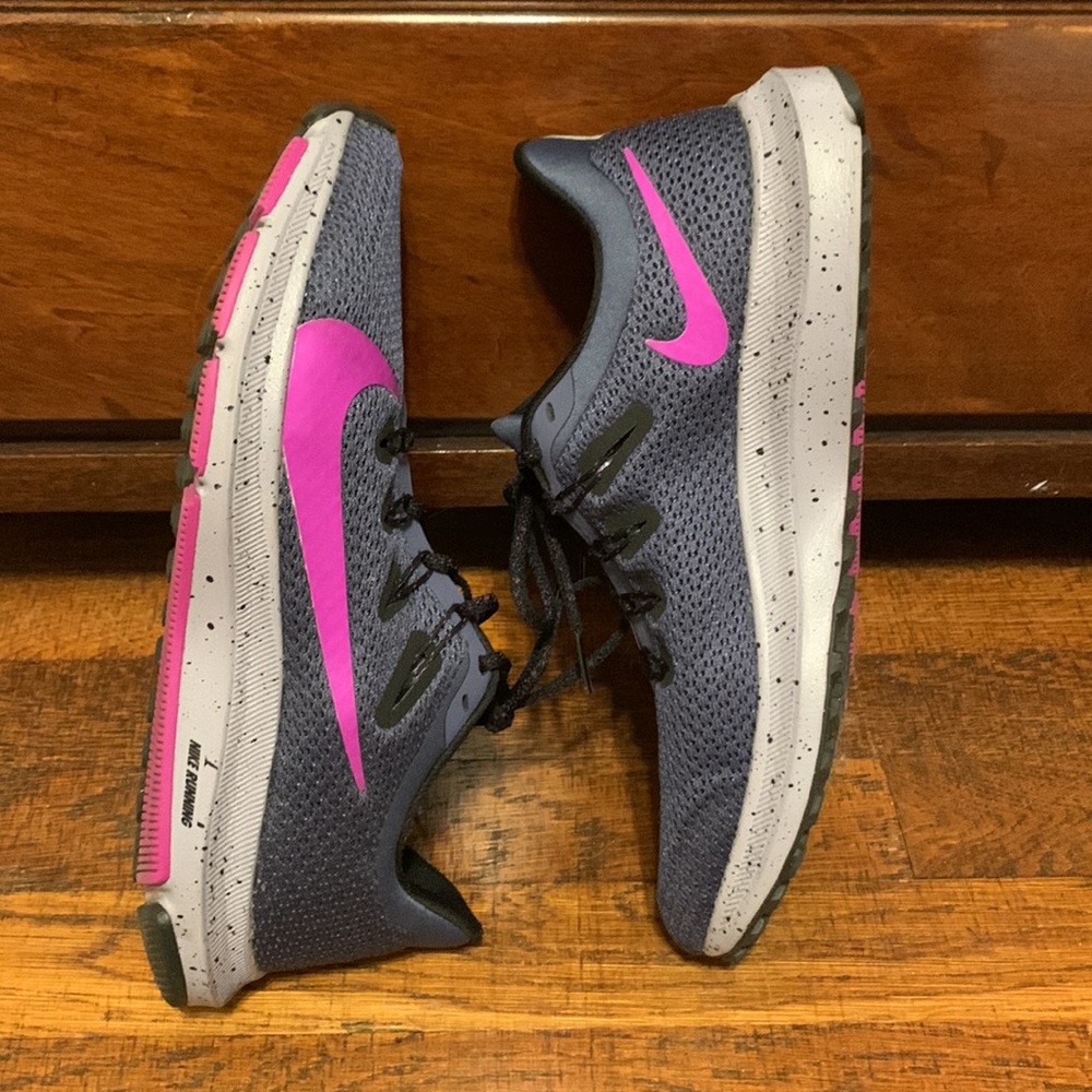 Womens size 9 Nike sneakers